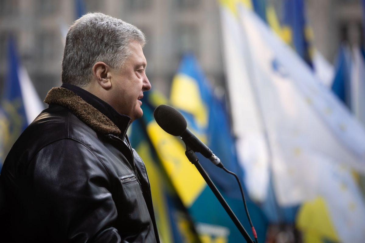Poroshenko bị ném trứng tại quảng trường Maidan
