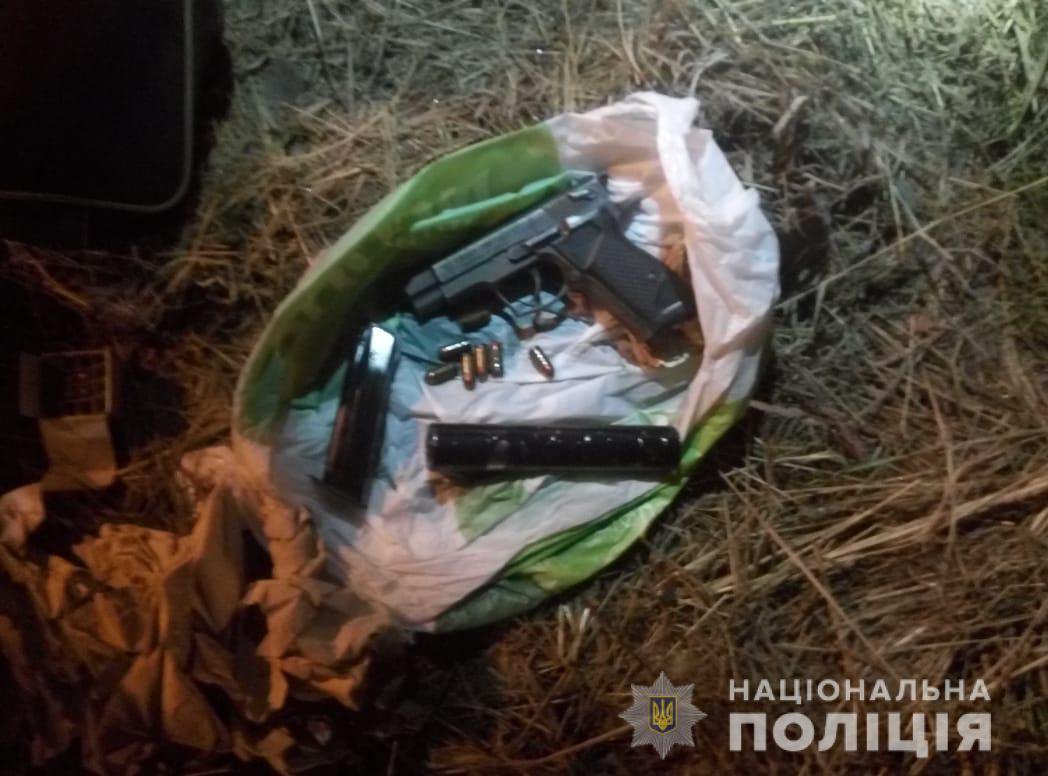 Kiev: Lái xe chạy trốn cảnh sát, ném túi vũ khí xuống lề đường
