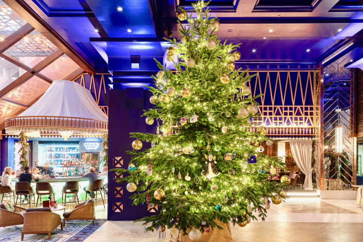 Cây thông Noel đắt nhất thế giới, treo toàn kim cương và đá quý