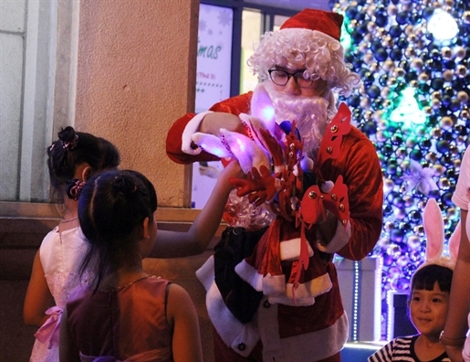 Thị trường giao quà và hóa trang ông già Noel đi tặng quà trẻ em bắt đầu nhộn nhịp .