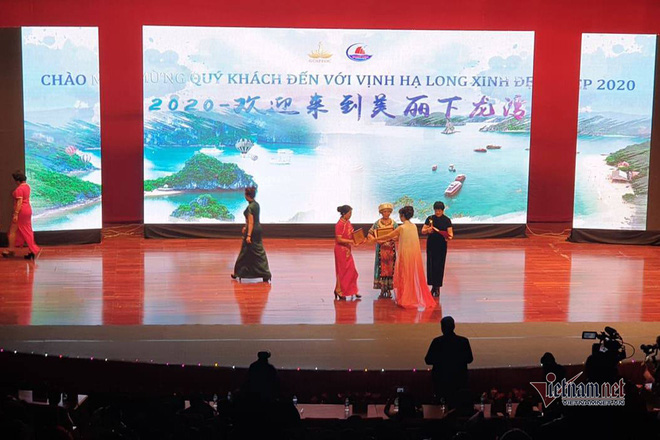 Quảng Ninh lệnh dừng ngay ca múa nhạc của hàng trăm du khách Trung Quốc