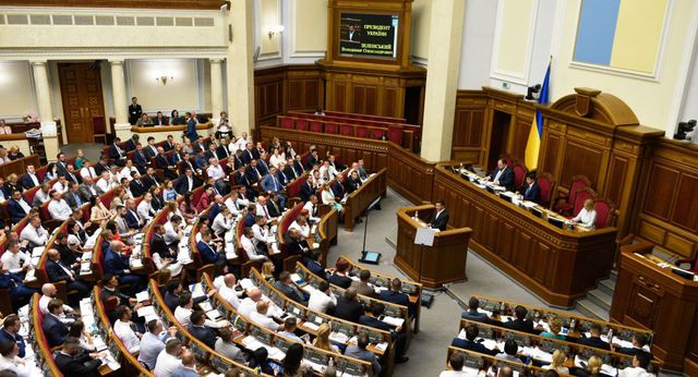 Ẩu đả giữa phiên họp quốc hội, nghị sĩ Ukraine nhập viện vì chấn động não