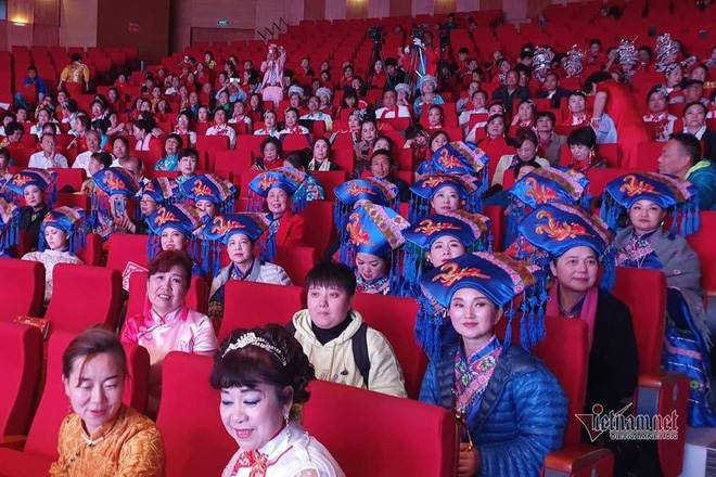 Quảng Ninh lệnh dừng ngay ca múa nhạc của hàng trăm du khách Trung Quốc