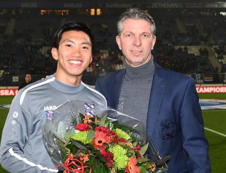 CLB Heerenveen vinh danh Đoàn Văn Hậu trước CĐV nhà