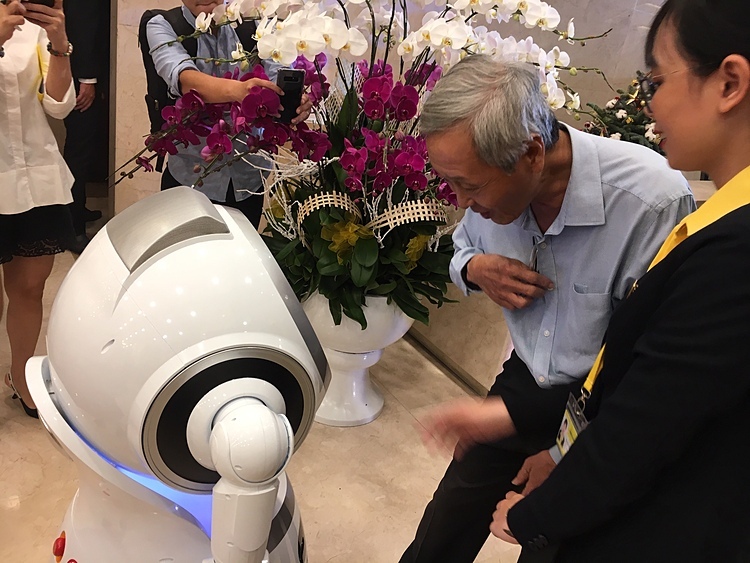 Ngân hàng Việt đầu tiên có robot phục vụ