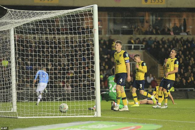 Giành vé vào bán kết League Cup, Man City đụng Man Utd