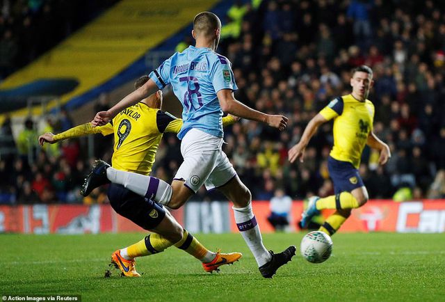 Giành vé vào bán kết League Cup, Man City đụng Man Utd