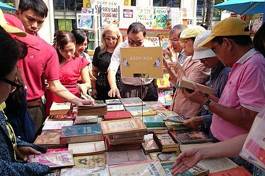 Doanh nghiệp thu hàng tỉ đồng chỉ sau một tuần bán sách vào dịp Tết Nguyên đán