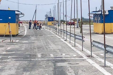 Chính phủ Ukraine quyết định đơn giản hoá quy định qua lại biên giới hành chính với Crimea đối với trẻ em