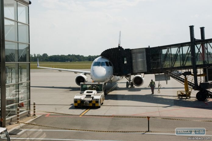 Lắp đặt 4 cầu thang bằng kính dẫn khách ra vào máy bay tại Terminal mới sân bay quốc tế Odessa