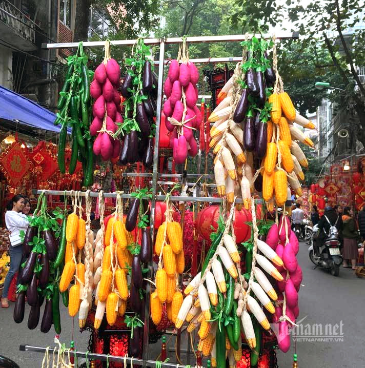 Lên Hàng Mã, chen chân sắm đồ cúng ông Công ông Táo