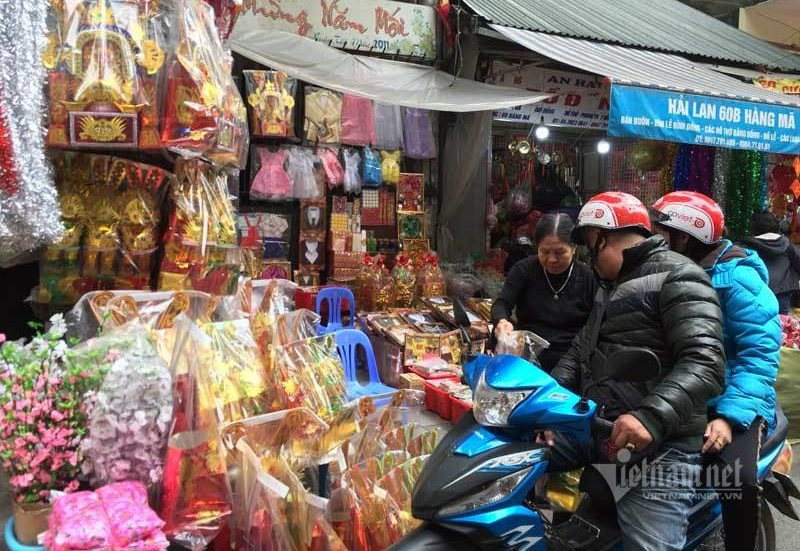 Lên Hàng Mã, chen chân sắm đồ cúng ông Công ông Táo