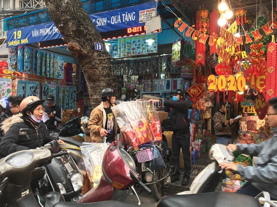 Lên Hàng Mã, chen chân sắm đồ cúng ông Công ông Táo