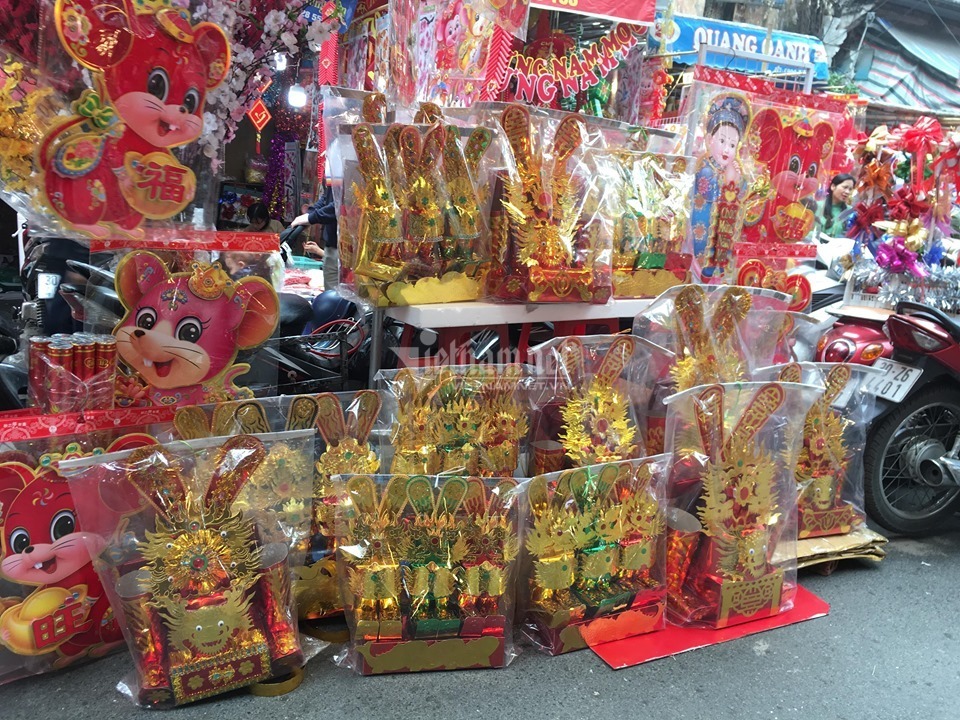 Lên Hàng Mã, chen chân sắm đồ cúng ông Công ông Táo