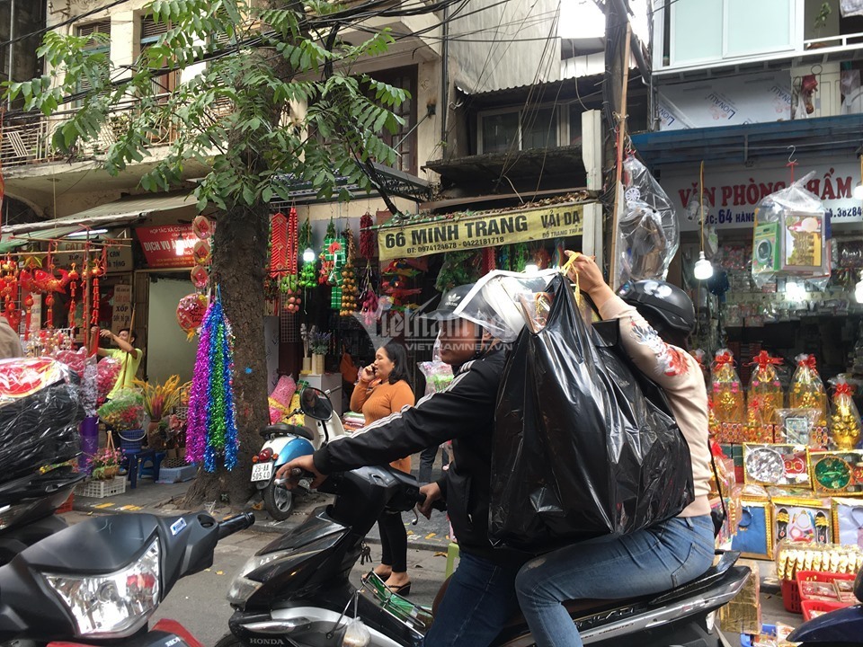 Lên Hàng Mã, chen chân sắm đồ cúng ông Công ông Táo