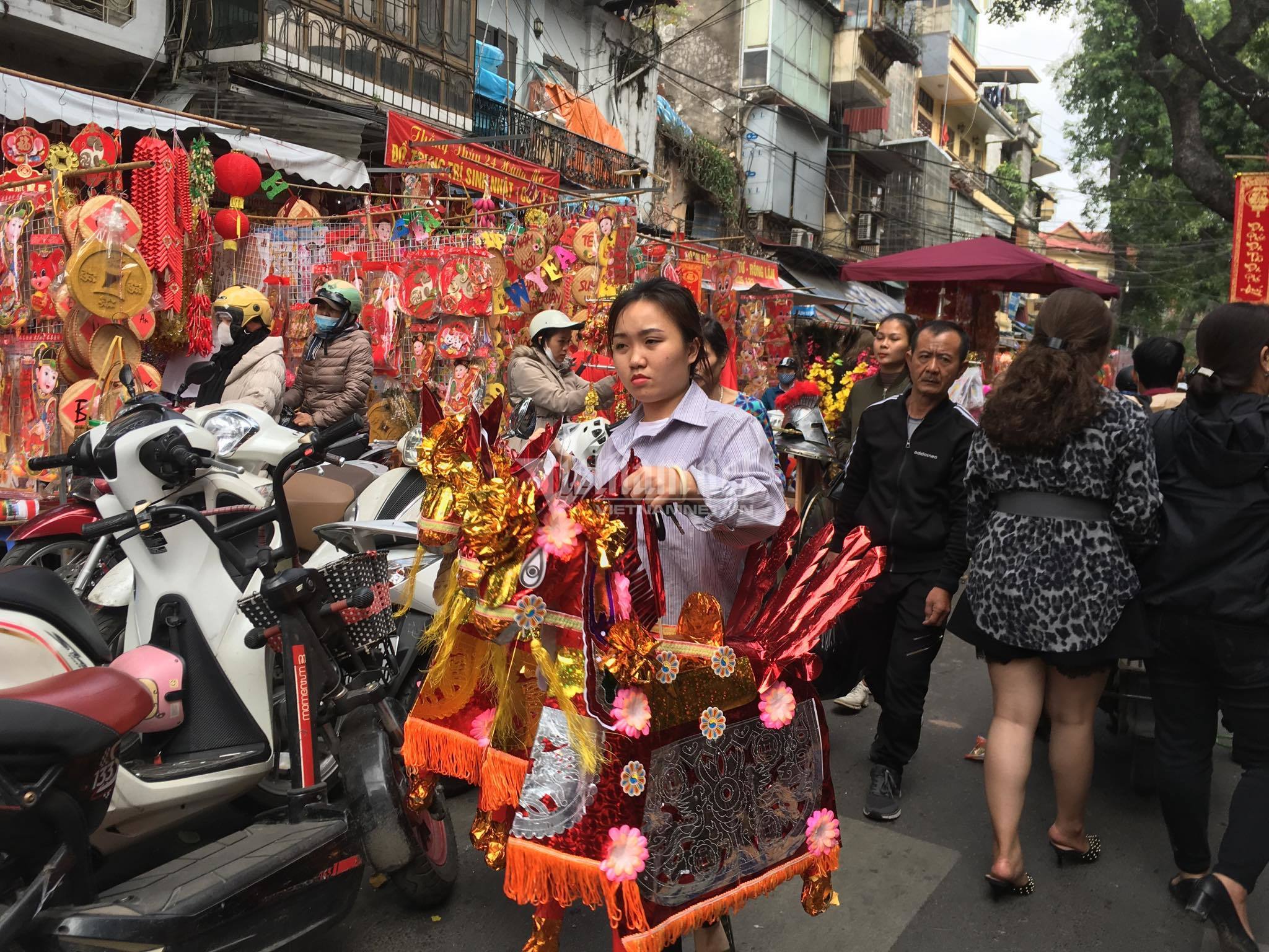 Lên Hàng Mã, chen chân sắm đồ cúng ông Công ông Táo
