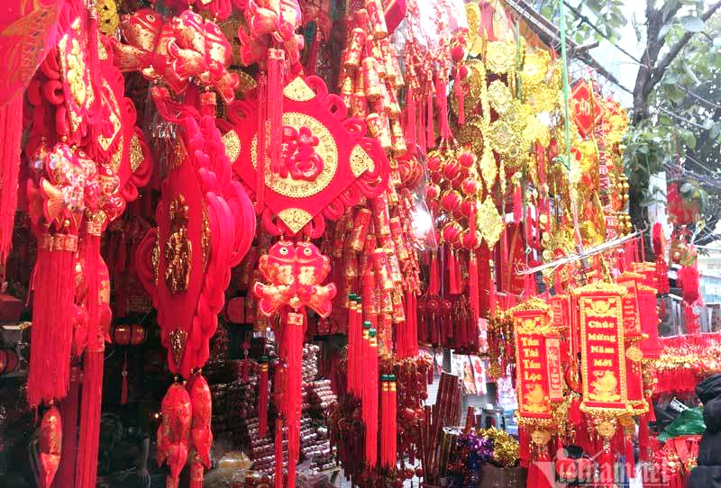 Lên Hàng Mã, chen chân sắm đồ cúng ông Công ông Táo