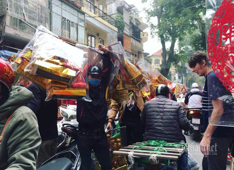 Lên Hàng Mã, chen chân sắm đồ cúng ông Công ông Táo