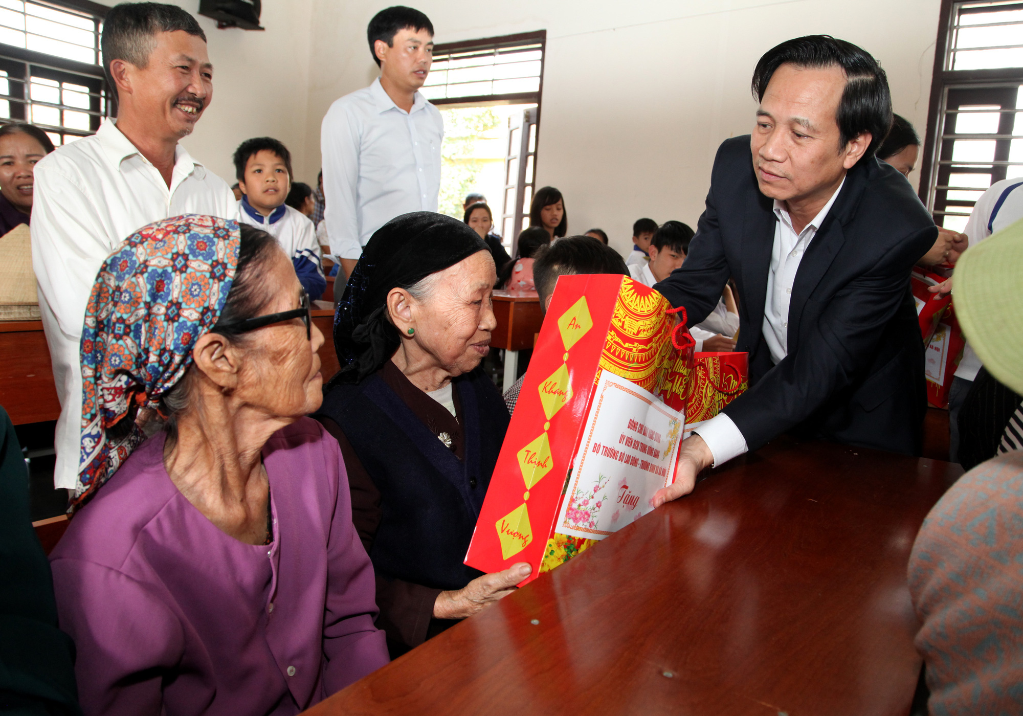 Chung tay chăm lo Tết cho người có công, người nghèo