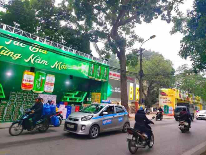 Habeco lần đầu tiên phải "vác" bia ra cổng trưng bán, khuyến mại cả ô tô