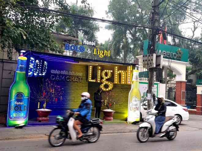 Habeco lần đầu tiên phải "vác" bia ra cổng trưng bán, khuyến mại cả ô tô