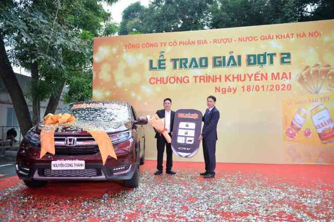 Habeco lần đầu tiên phải "vác" bia ra cổng trưng bán, khuyến mại cả ô tô