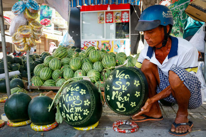 Dưa 'khổng lồ' chưng Tết
