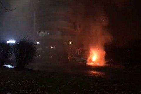 Uzgorod: Xe của cựu đại sứ Ukraine tại Thuỵ điển bị đốt (video)
