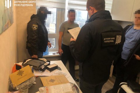 Hai nhân viên cảnh sát tỉnh Odessa dựng cảnh bắt người nước ngoài để chiếm đoạt hơn 19 ngàn €