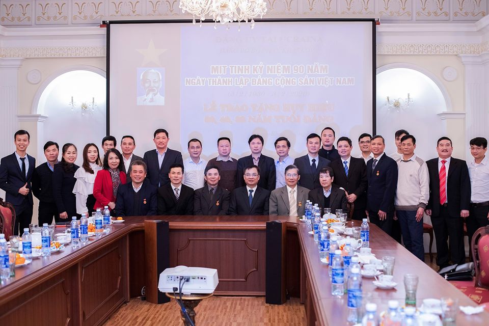 Mít tinh kỷ niệm 90 năm ngày thành lập ĐCS Việt Nam và Lễ trao huy hiệu 50, 40, 30 năm tuổi Đảng cho các đảng viên tại Đảng bộ Kharkov