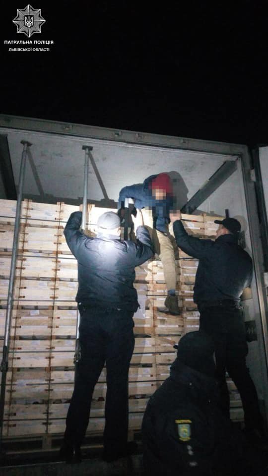 Lvov: Phát hiện 4 người nhập cư bất hợp pháp tuổi vị thành niên trong tủ lạnh xe tải chở hoa quả