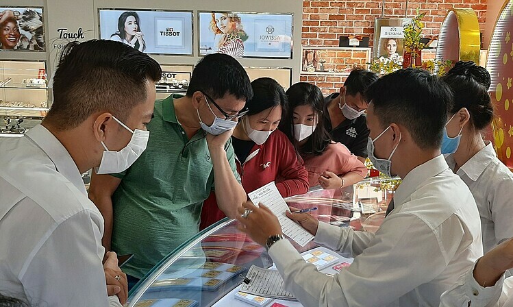 Chênh lệch giá mua bán vàng lên cả triệu đồng