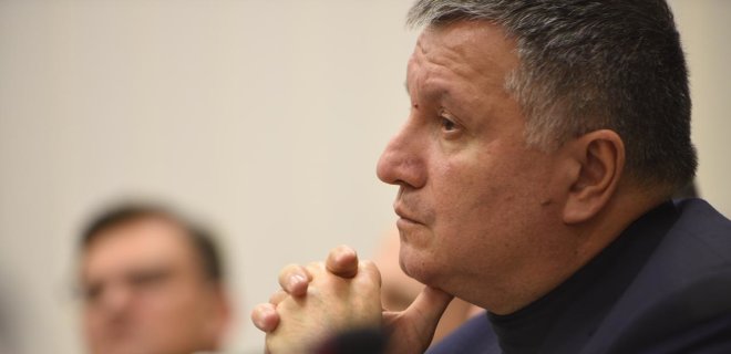 Bộ trưởng nội vụ Ukraine Avakov tặng hơn 400 vũ khí một năm