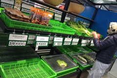 Rau củ cháy hàng, dân mua vét sạch, kệ siêu thị trống trơn