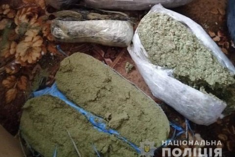Cảnh sát tịch thu 12 kg chất ma tuý canabis trị giá 2 triệu gr từ một người dân Kiev