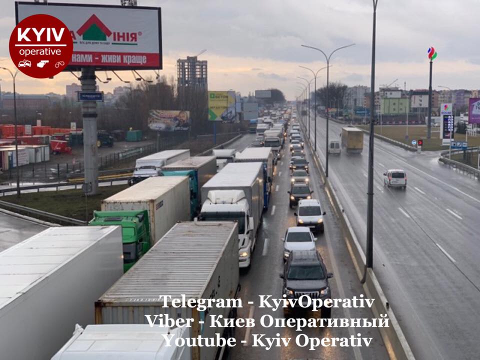 Các xe tải vận chuyển quốc tế đường dài biểu tình phong toả Kiev