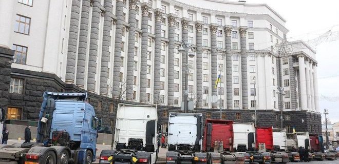 Các xe tải vận chuyển quốc tế biểu tình phong toả Kiev