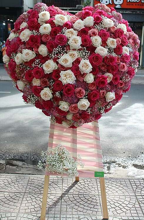 Kệ hoa trái tim 40 triệu đồng ngày Valentine