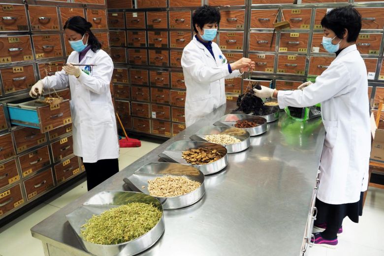 Trung Quốc dùng phương thuốc Đông y 3.000 năm tuổi để điều trị bệnh nhân COVID-19