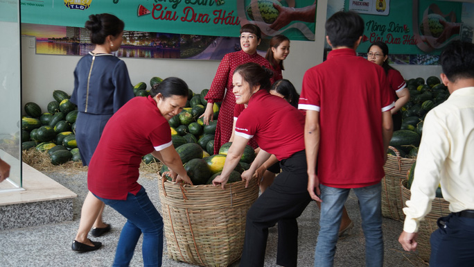 Hội doanh nhân trẻ "giải cứu" hơn 2.000 tấn dưa hấu, thanh long