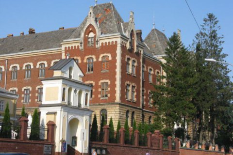Lvov: Giáo sư tiến sĩ trưởng khoa toán, lý trường đại học sư phạm treo cổ tự tử