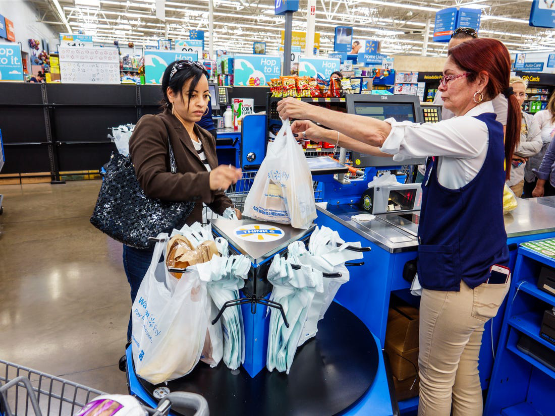 Thay đổi cách mua túi đựng hàng, Walmart tiết kiệm hàng chục triệu USD