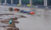 Jakarta ngập nặng, 5 người chết