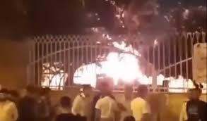 Iran: Người biểu tình đốt bệnh viện vì cho rằng ở trong đó có bệnh nhân bị nhiễm corona virus (video)