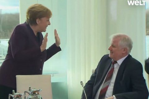 Đức: Bộ trưởng Bộ nội vụ từ chối bắt tay Thủ tướng Merkel vì sợ lây nhiễm corona virus