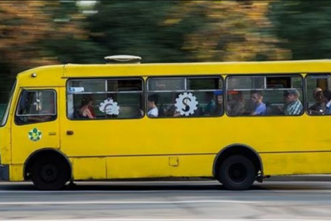Kiev: Nữ cảnh sát bị tấn công, bị cướp túi trong xe buýt công cộng