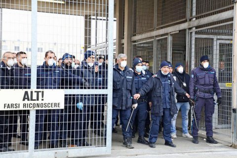Italia: Các tù nhân nổi loạn vì lệnh cách ly corona virus