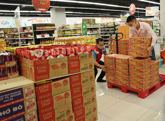 Siêu thị lấp đầy hàng hoá