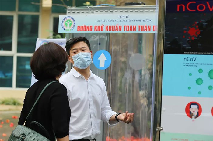 Buồng khử khuẩn toàn thân di động đầu tiên do Việt Nam sản xuất
