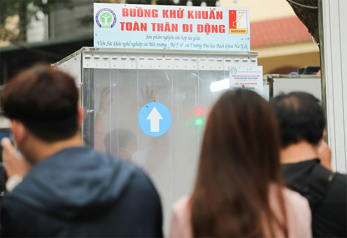 Buồng khử khuẩn toàn thân di động đầu tiên do Việt Nam sản xuất